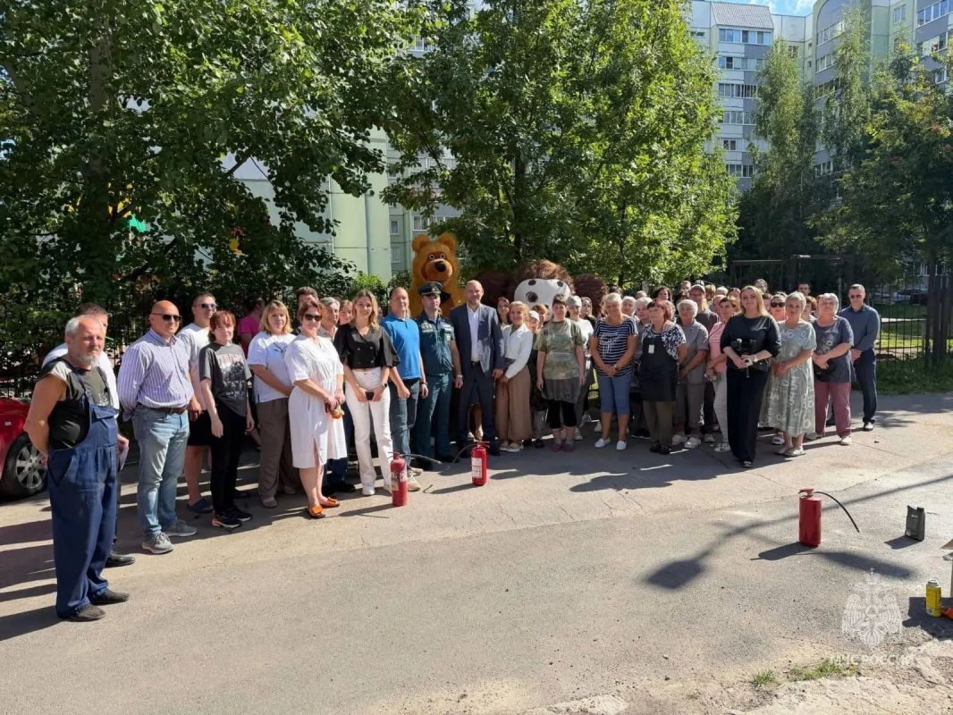 В Комбинате социального питания Колпинского района тушили условный пожар В Комбинате социального питания Колпинского района тушили условный пожар
