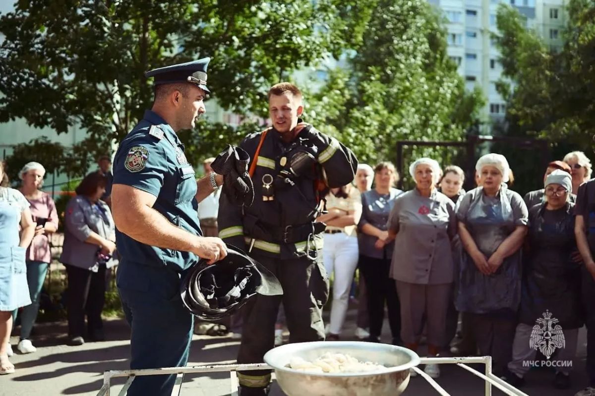 В Комбинате социального питания Колпинского района тушили условный пожар В Комбинате социального питания Колпинского района тушили условный пожар
