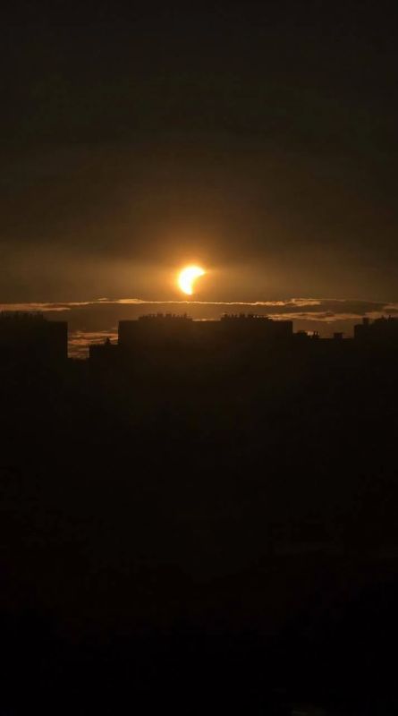 Жители Ленобласти наблюдали частное солнечное затмение Жители Ленобласти наблюдали частное солнечное затмение