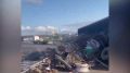 На КАД перевернулась фура. На 72-м километре у грузовика взорвалось колесо, он врезался в другую машину и опрокинулся на дорогу