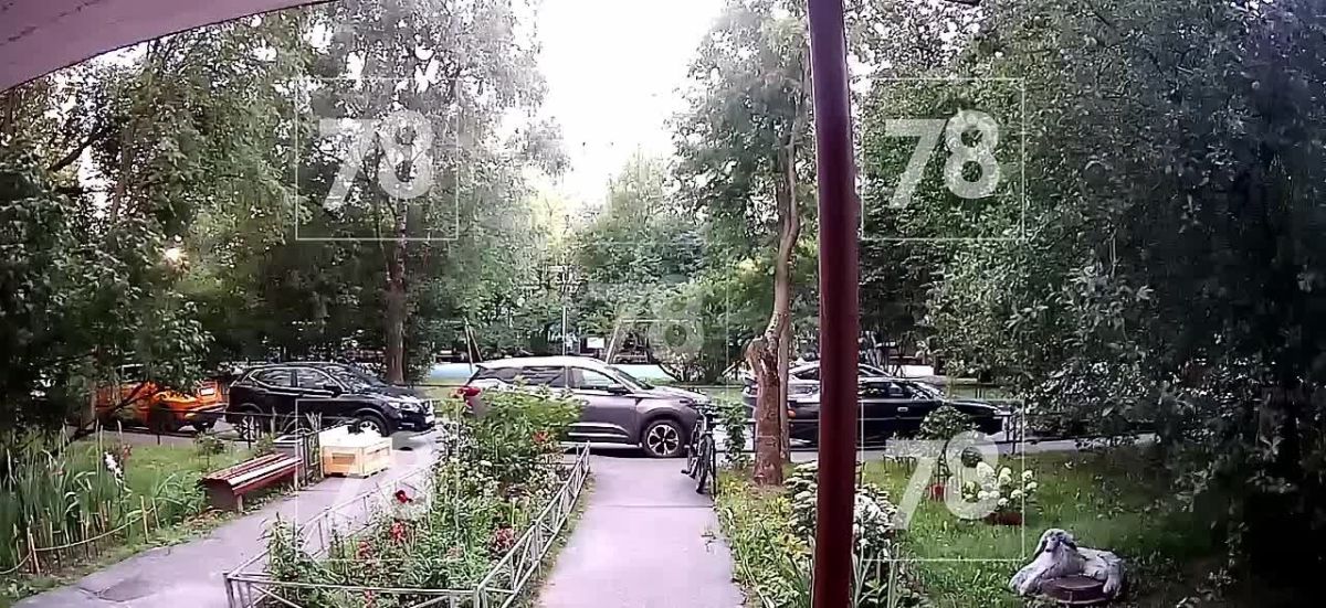 Маленькая девочка оказалась под колёсами авто во дворе на Богатырском