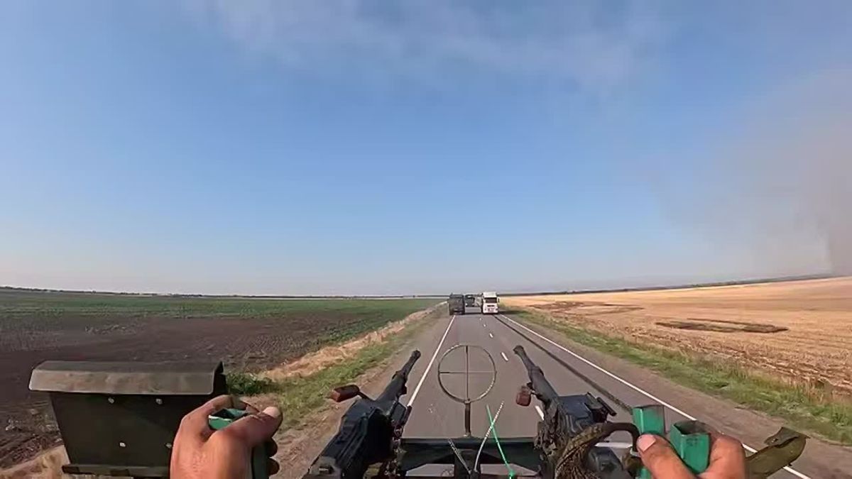ПВО на стяжках. Кадры работы одной из мобильных огневых групп выглядят зрелищно: расчет на ходу пытается достать низколетящий украинский БЛА