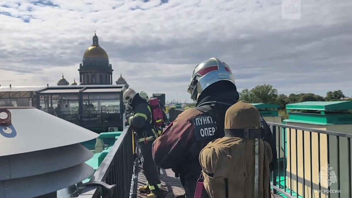 Спасатели локализовали пожар на крыше отеля «Пётр» на Адмиралтейском проспекте