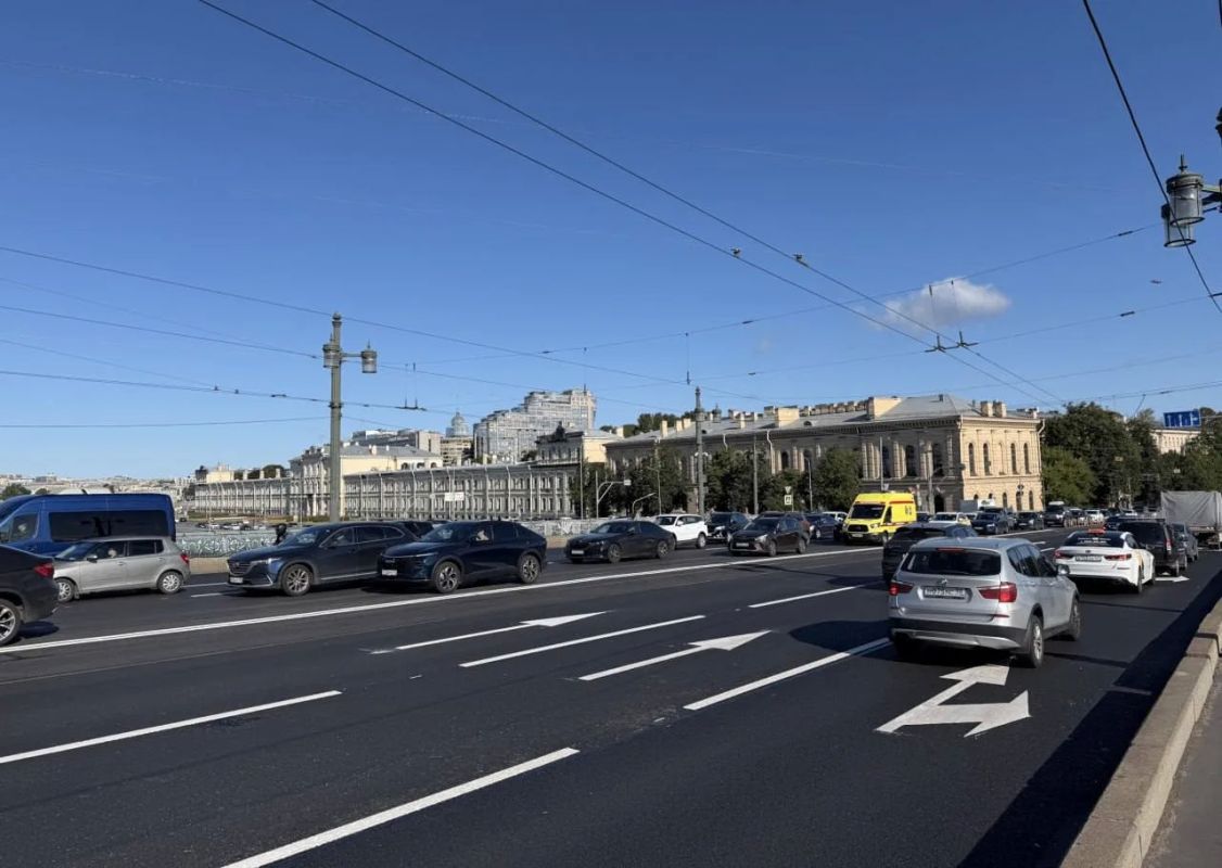 На Литейном мосту завершили ремонт дороги — на нем обновили более 11,5 тысячи квадратных метров покрытия