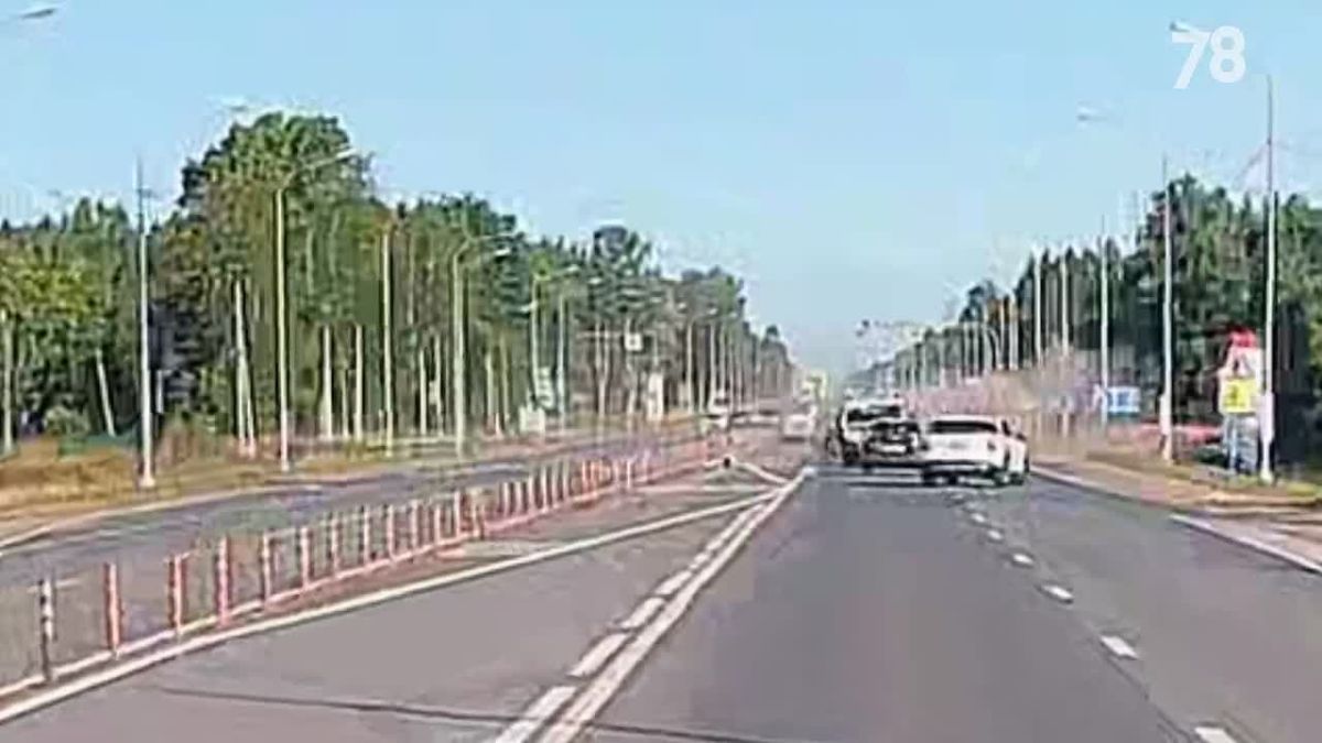 Жесткая авария с 4 автомобилями произошла под Тосно. Несколько человек погибли На Московском шоссе перед Тосно столкнулись четыре автомобиля. Судя по кадрам, кроссовер врезался в «Газель», после чего та вылетела на встречку...