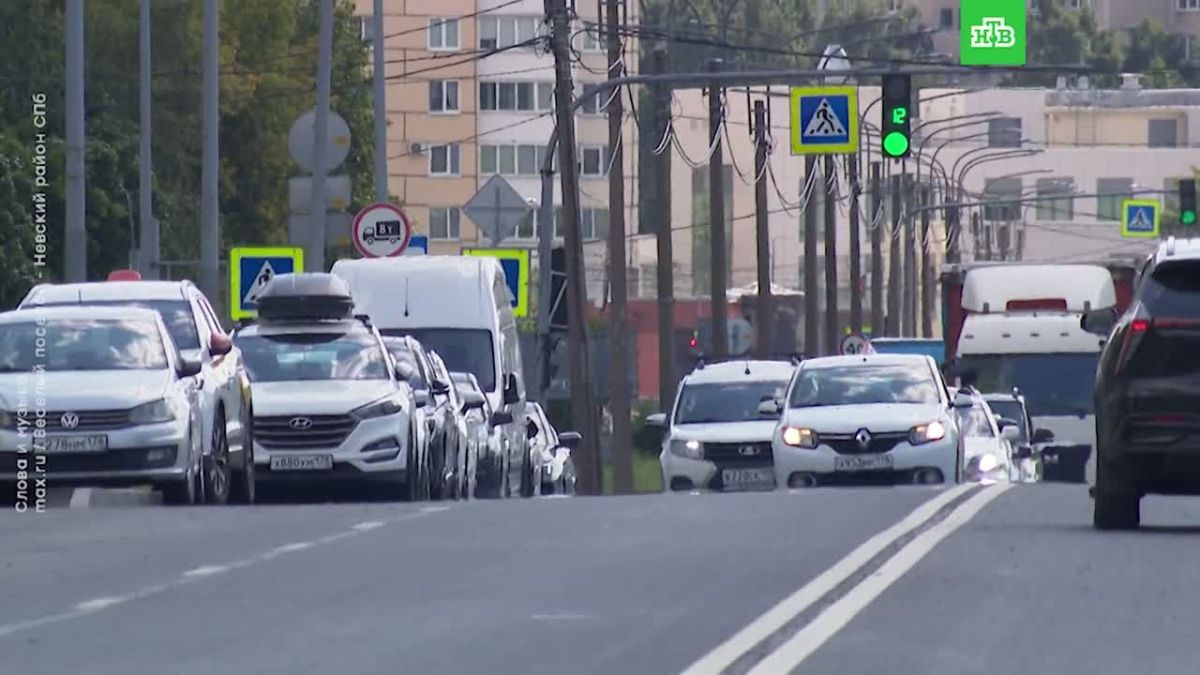 Три года жители Веселого поселка жаловались на то, что к новым остановкам на улице Латышских Стрелков так и не пустили автобусы