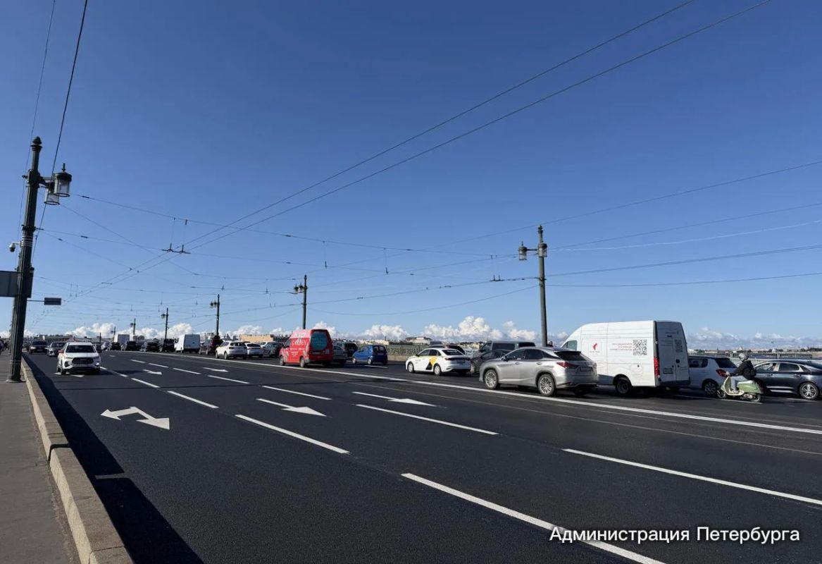 На Литейном мосту завершили ремонт дорожного покрытия