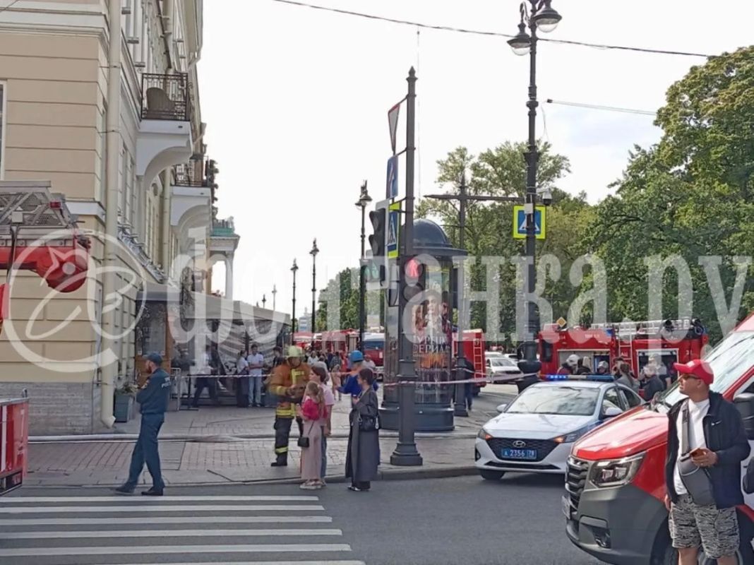 На Адмиралтейском проспекте загорелась крыша здания На Адмиралтейском проспекте загорелась крыша здания