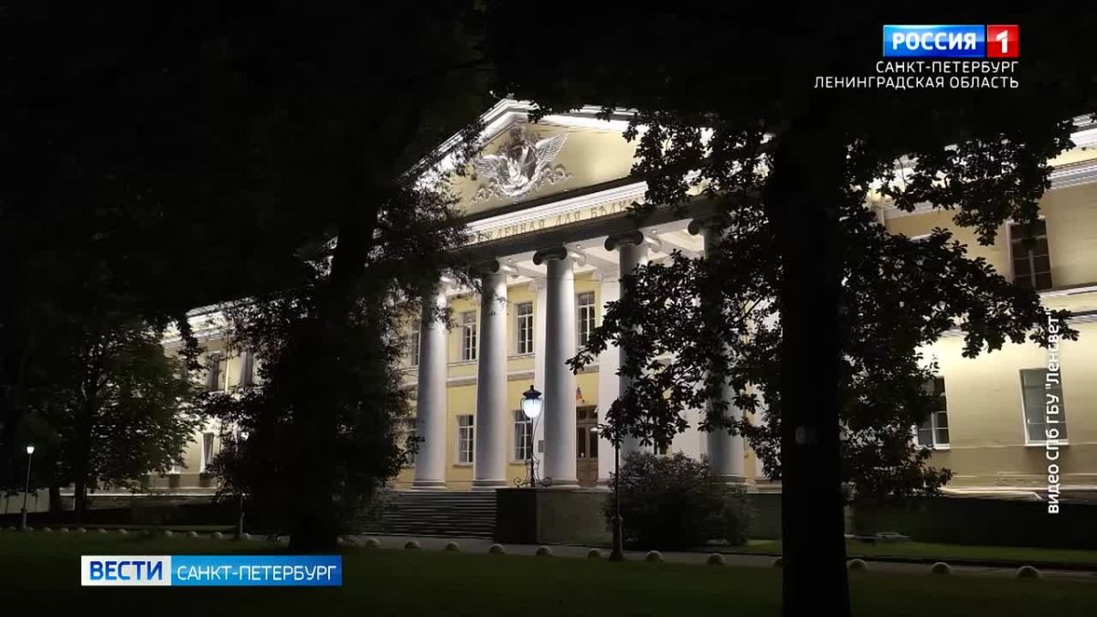 Исторический фасад Мариинской больницы оформили художественной подсветкой