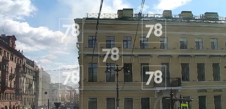 Крыша загорелась у дома Щербакова на углу Адмиралтейского проспекта и Гороховой улицы Крыша загорелась у дома Щербакова на углу Адмиралтейского проспекта и Гороховой улицы