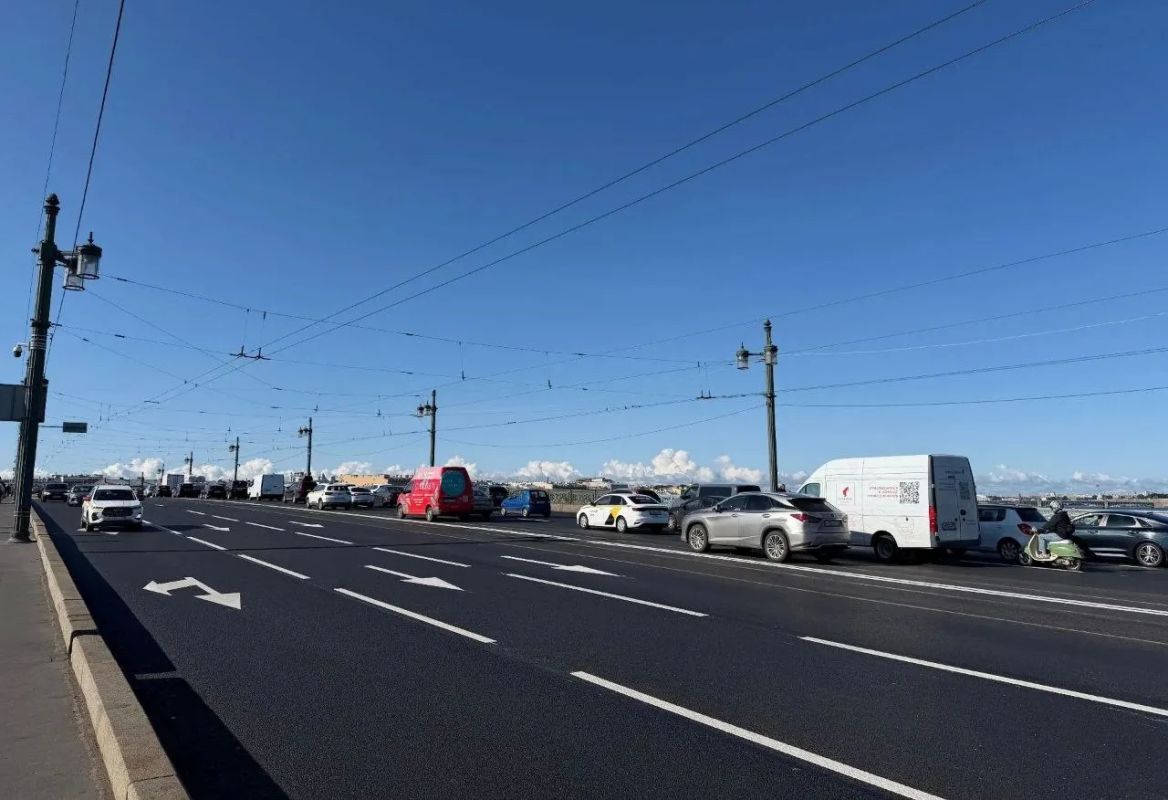 На Литейном мосту завершен ремонт проезжей части