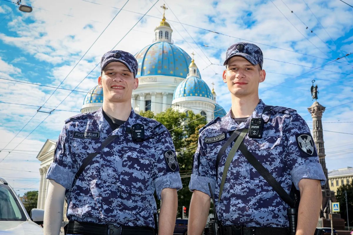 Всегда на страже петербуржцы братья-близнецы рядовые Егор и Данила Ракитины, призванные на военную службу в специальный моторизованный Измайловский полк Северо-Западного округа Росгвардии