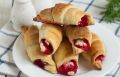 Необычные закусочные рогалики с брынзой и свеклой