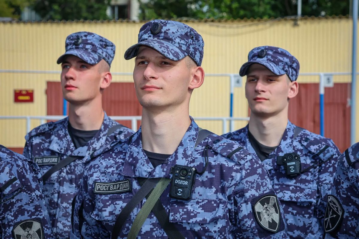 Всегда на страже петербуржцы братья-близнецы рядовые Егор и Данила Ракитины, призванные на военную службу в специальный моторизованный Измайловский полк Северо-Западного округа Росгвардии Всегда на страже петербуржцы братья-близнецы рядовые Егор и Данила Ракитины, призванные на военную службу в специальный моторизованный Измайловский полк Северо-Западного округа Росгвардии