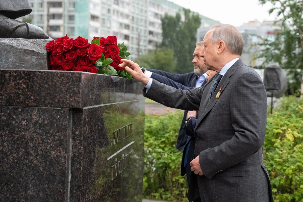 Председатель Законодательного Собрания Александр Бельский и Губернатор Александр Беглов возложили цветы к памятнику первому Президенту Вьетнама Хо Ши Мину Председатель Законодательного Собрания Александр Бельский и Губернатор Александр Беглов возложили цветы к памятнику первому Президенту Вьетнама Хо Ши Мину