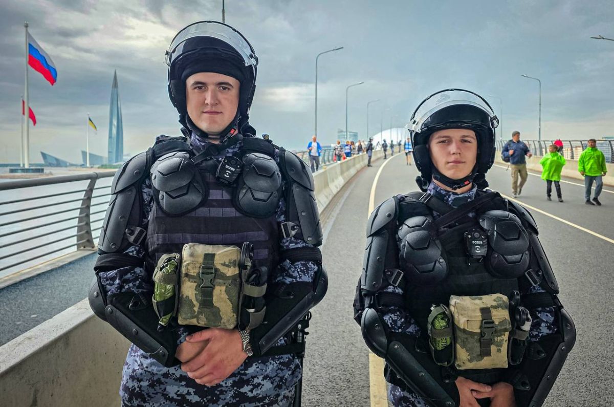 В эти минуты на петербургском стадионе «Газпром Арена» безопасность футбольного матча РПЛ между местным «Зенитом» и московским «Динамо» обеспечивают военнослужащие специального моторизованного Измайловского полка... В эти минуты на петербургском стадионе «Газпром Арена» безопасность футбольного матча РПЛ между местным «Зенитом» и московским «Динамо» обеспечивают военнослужащие специального моторизованного Измайловского полка...