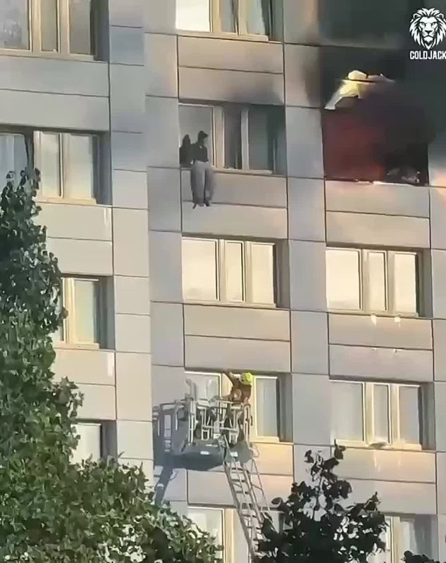Олег Царёв: Драматичные кадры из Берлина: утром 14 августа в 21этажной высотке во Фридрихсхайне загорелась квартира на 11-м этаже