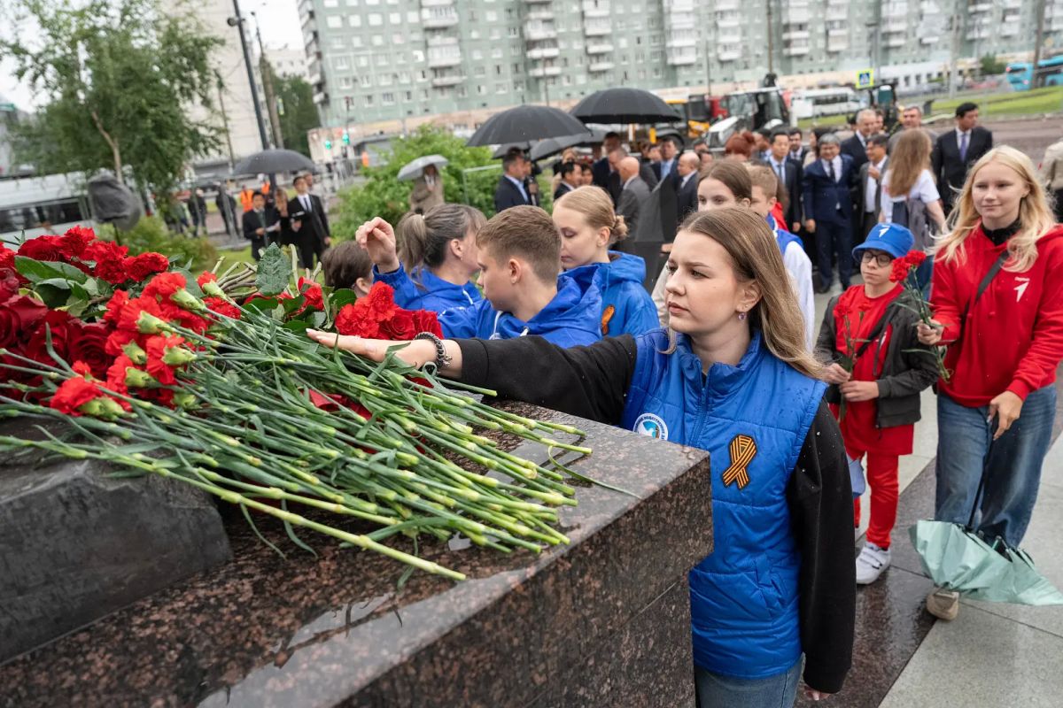 Председатель Законодательного Собрания Александр Бельский и Губернатор Александр Беглов возложили цветы к памятнику первому Президенту Вьетнама Хо Ши Мину Председатель Законодательного Собрания Александр Бельский и Губернатор Александр Беглов возложили цветы к памятнику первому Президенту Вьетнама Хо Ши Мину