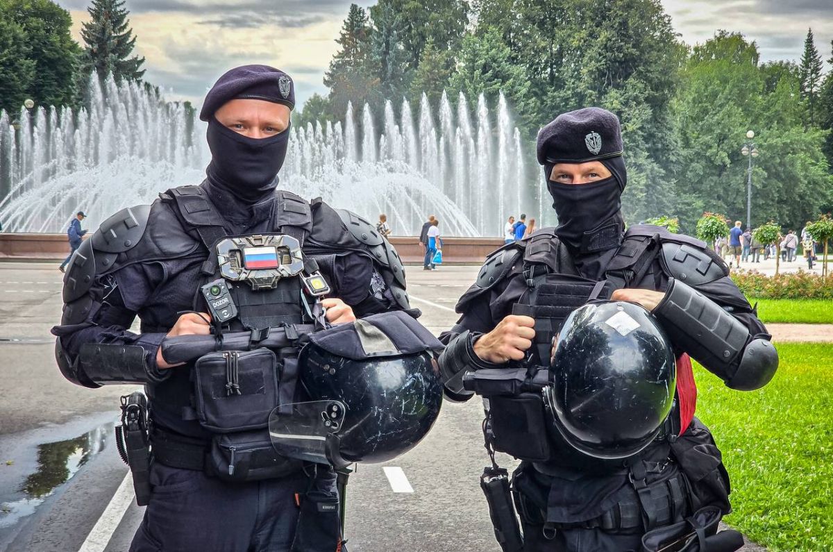 В эти минуты на петербургском стадионе «Газпром Арена» безопасность футбольного матча РПЛ между местным «Зенитом» и московским «Динамо» обеспечивают военнослужащие специального моторизованного Измайловского полка... В эти минуты на петербургском стадионе «Газпром Арена» безопасность футбольного матча РПЛ между местным «Зенитом» и московским «Динамо» обеспечивают военнослужащие специального моторизованного Измайловского полка...