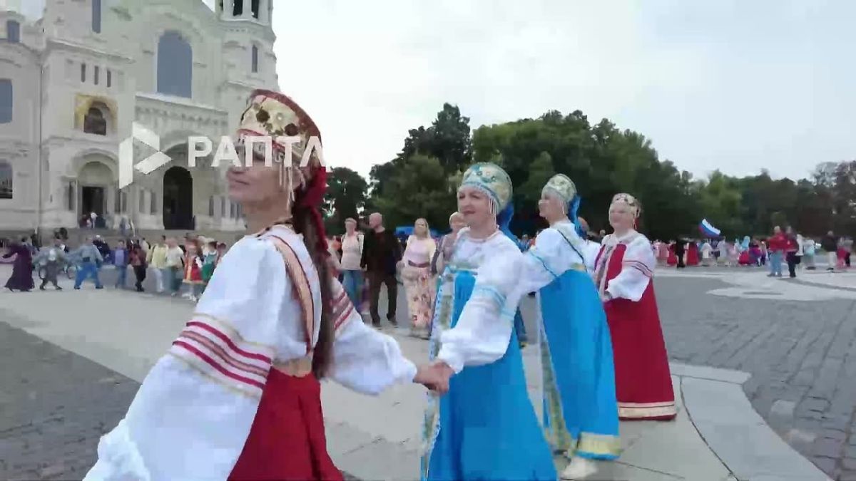 Встаньте в круг. Сотни человек приняли участие в акции «Хороводы России» в Санкт-Петербурге