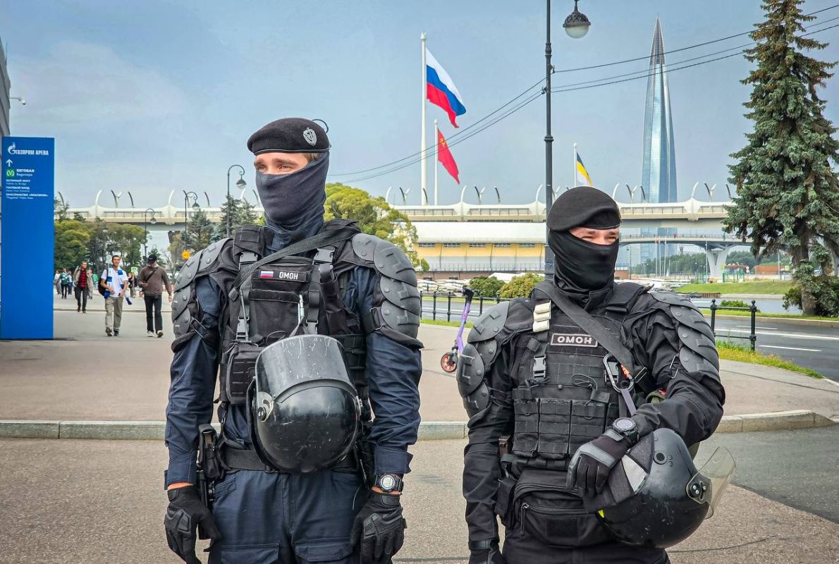 В эти минуты на петербургском стадионе «Газпром Арена» безопасность футбольного матча РПЛ между местным «Зенитом» и московским «Динамо» обеспечивают военнослужащие специального моторизованного Измайловского полка... В эти минуты на петербургском стадионе «Газпром Арена» безопасность футбольного матча РПЛ между местным «Зенитом» и московским «Динамо» обеспечивают военнослужащие специального моторизованного Измайловского полка...
