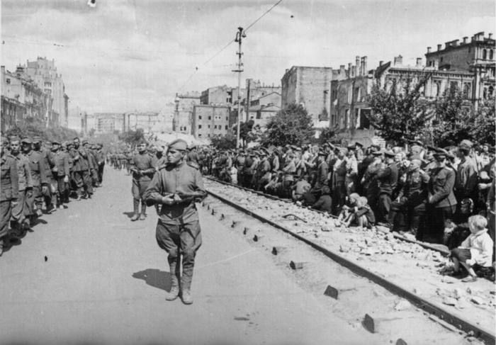 16 августа 1944. Марш пленных фашистов в Киеве 16 августа 1944. Марш пленных фашистов в Киеве