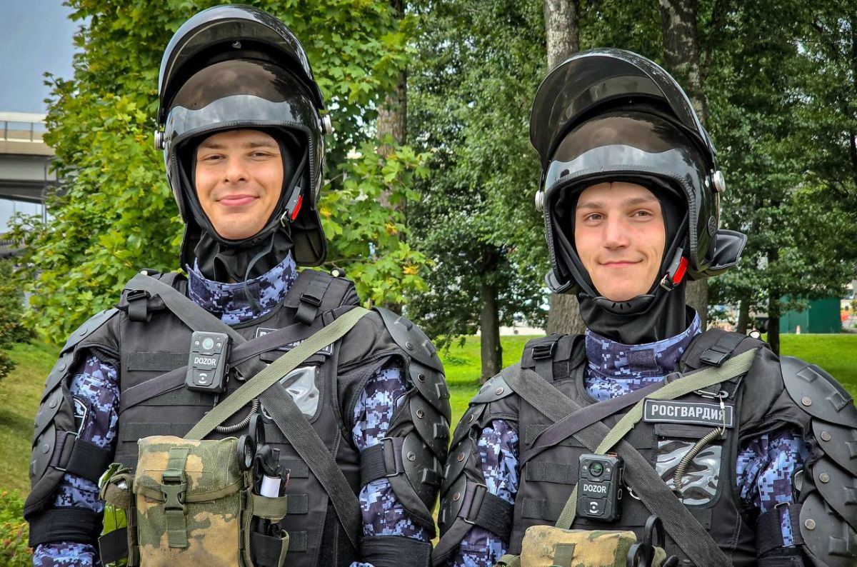 В эти минуты на петербургском стадионе «Газпром Арена» безопасность футбольного матча РПЛ между местным «Зенитом» и московским «Динамо» обеспечивают военнослужащие специального моторизованного Измайловского полка...