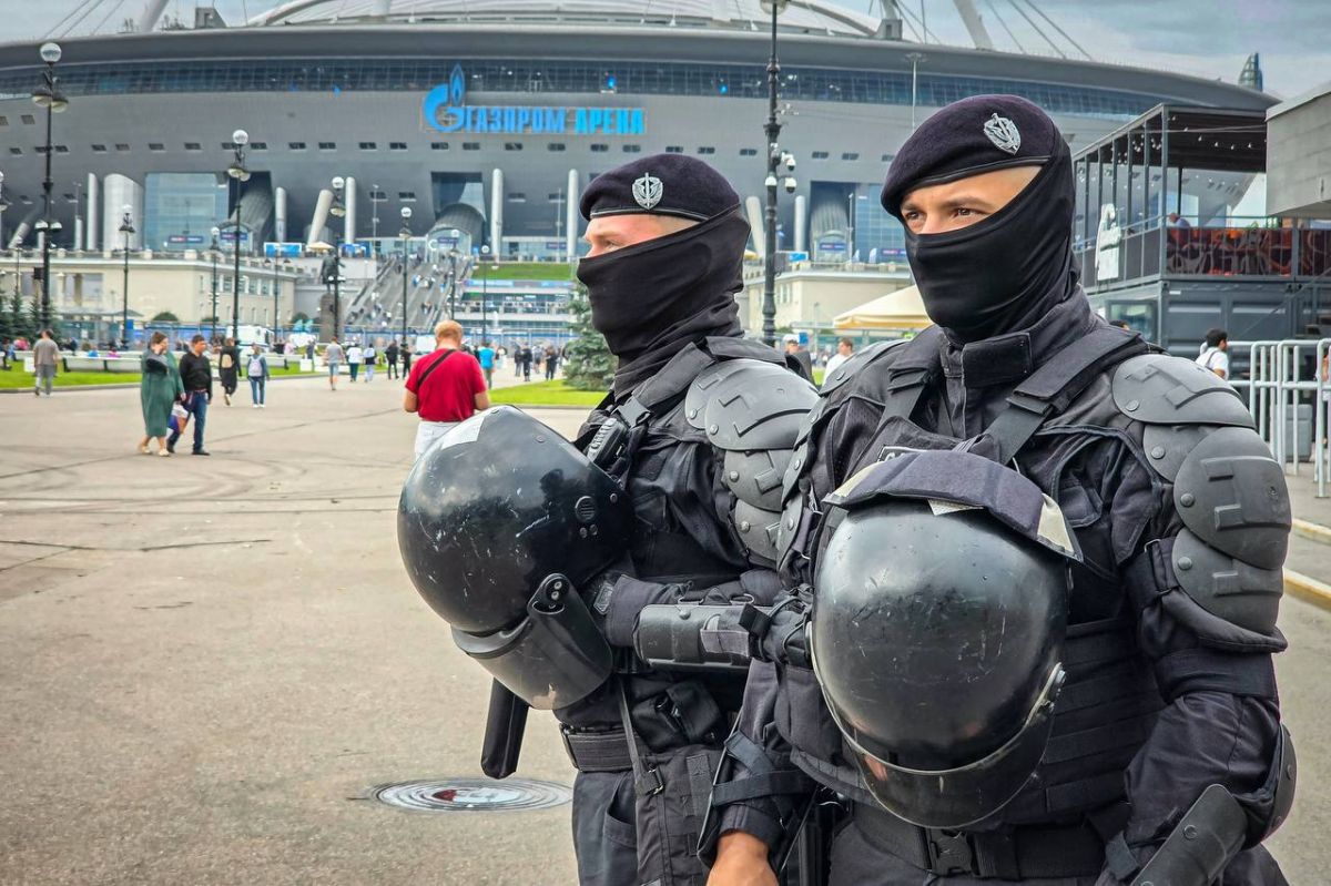 В эти минуты на петербургском стадионе «Газпром Арена» безопасность футбольного матча РПЛ между местным «Зенитом» и московским «Динамо» обеспечивают военнослужащие специального моторизованного Измайловского полка... В эти минуты на петербургском стадионе «Газпром Арена» безопасность футбольного матча РПЛ между местным «Зенитом» и московским «Динамо» обеспечивают военнослужащие специального моторизованного Измайловского полка...