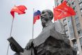 Председатель Законодательного Собрания Александр Бельский и Губернатор Александр Беглов возложили цветы к памятнику первому Президенту Вьетнама Хо Ши Мину