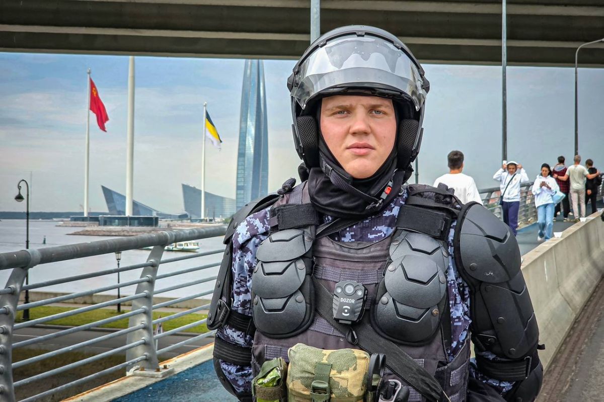 В эти минуты на петербургском стадионе «Газпром Арена» безопасность футбольного матча РПЛ между местным «Зенитом» и московским «Динамо» обеспечивают военнослужащие специального моторизованного Измайловского полка... В эти минуты на петербургском стадионе «Газпром Арена» безопасность футбольного матча РПЛ между местным «Зенитом» и московским «Динамо» обеспечивают военнослужащие специального моторизованного Измайловского полка...