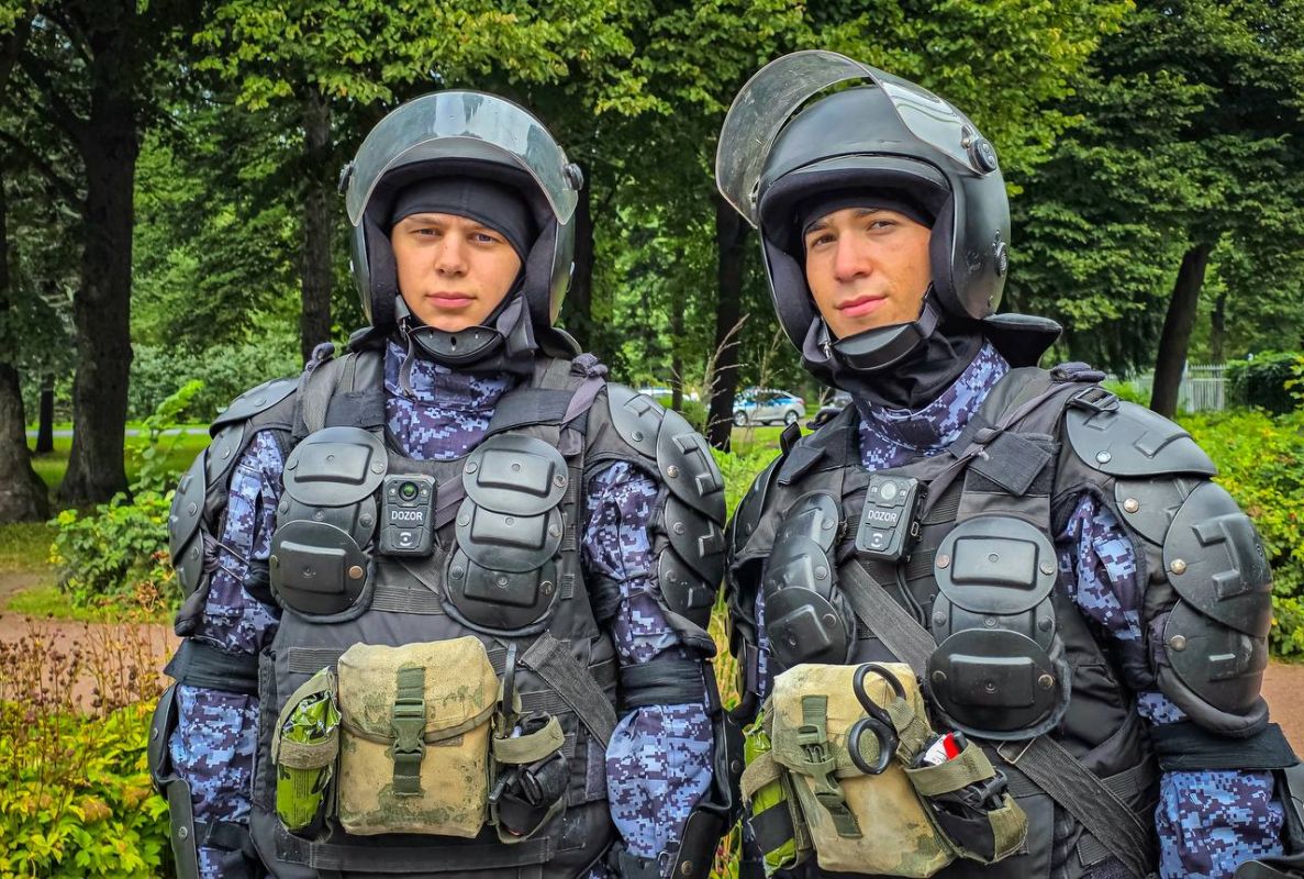 В эти минуты на петербургском стадионе «Газпром Арена» безопасность футбольного матча РПЛ между местным «Зенитом» и московским «Динамо» обеспечивают военнослужащие специального моторизованного Измайловского полка... В эти минуты на петербургском стадионе «Газпром Арена» безопасность футбольного матча РПЛ между местным «Зенитом» и московским «Динамо» обеспечивают военнослужащие специального моторизованного Измайловского полка...