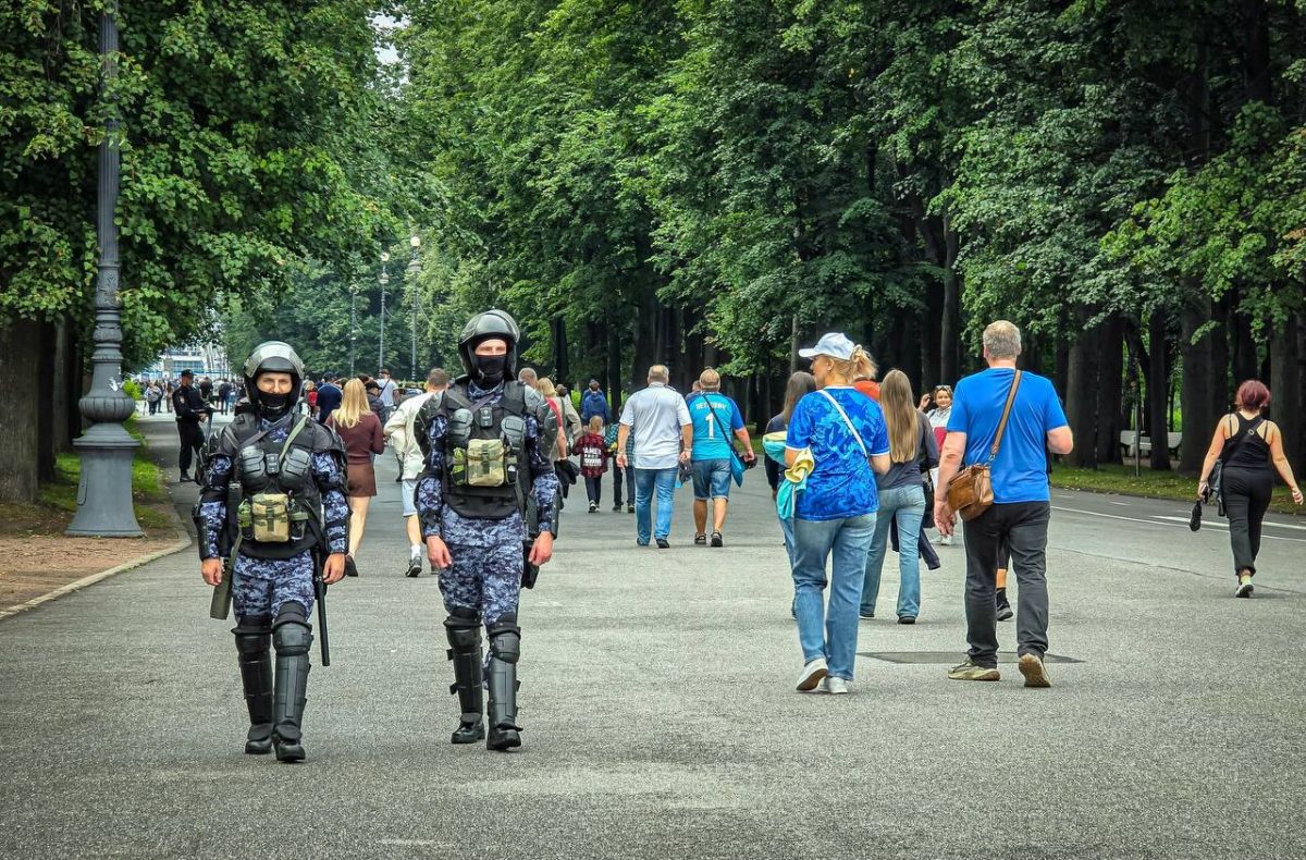 В эти минуты на петербургском стадионе «Газпром Арена» безопасность футбольного матча РПЛ между местным «Зенитом» и московским «Динамо» обеспечивают военнослужащие специального моторизованного Измайловского полка... В эти минуты на петербургском стадионе «Газпром Арена» безопасность футбольного матча РПЛ между местным «Зенитом» и московским «Динамо» обеспечивают военнослужащие специального моторизованного Измайловского полка...