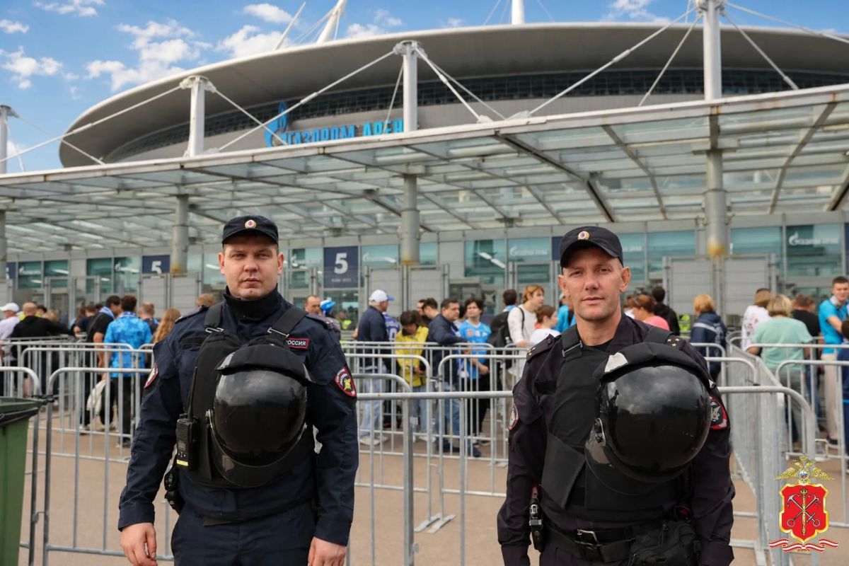 Петербургская полиция обеспечила общественный порядок во время проведения футбольного матча «Зенит»–«Динамо» Петербургская полиция обеспечила общественный порядок во время проведения футбольного матча «Зенит»–«Динамо»