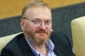 Виталий Милонов призвал Канье Уэста перед приездом в Россию разучить «Что ж ты, фраер, сдал назад?» По словам депутата Госдумы, так американский рэпер мог бы найти «отклик в сердцах» поклонников русского шансона
