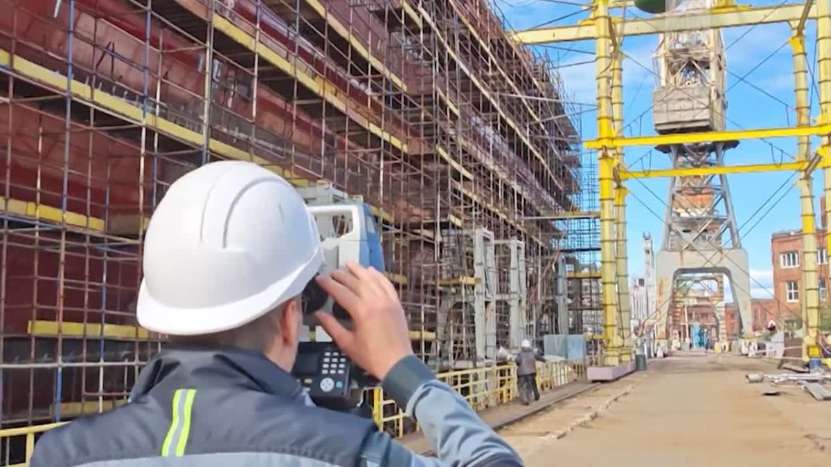 Специалисты Балтийского завода установили два ядерных реактора на борт ледокола «Ленинград»