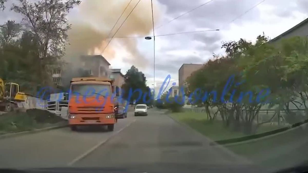 «Взорвалось что-то». Страшную коммунальную аварию засняли в Невском районе
