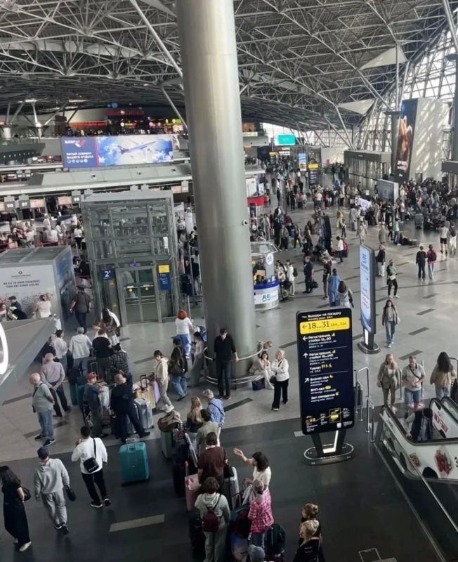 В столичных аэропортах задержано или отменено более 200 рейсов