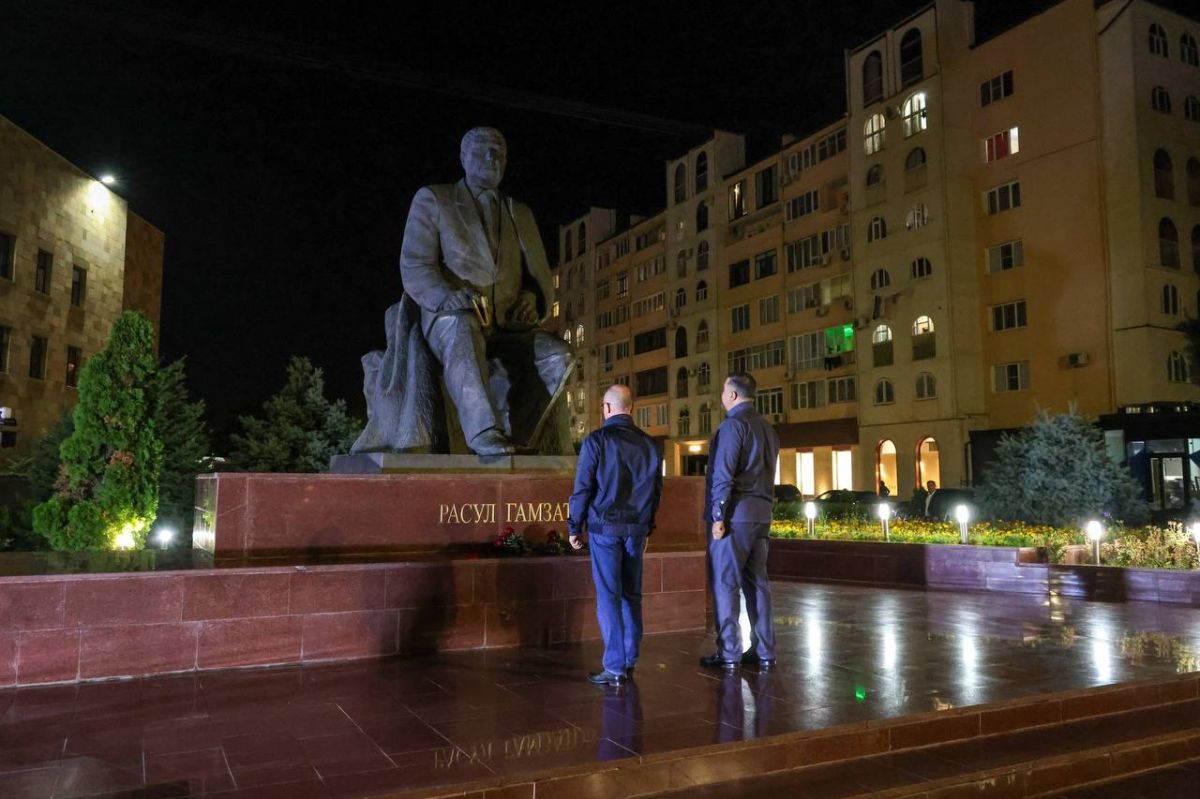 Олег Царёв: Первый замруководителя АП РФ Сергей Кириенко начал свой первый официальный визит в Дагестан с центра Махачкалы — у памятника Магомедали Магомедову на проспекте Расула Гамзатова Олег Царёв: Первый замруководителя АП РФ Сергей Кириенко начал свой первый официальный визит в Дагестан с центра Махачкалы — у памятника Магомедали Магомедову на проспекте Расула Гамзатова