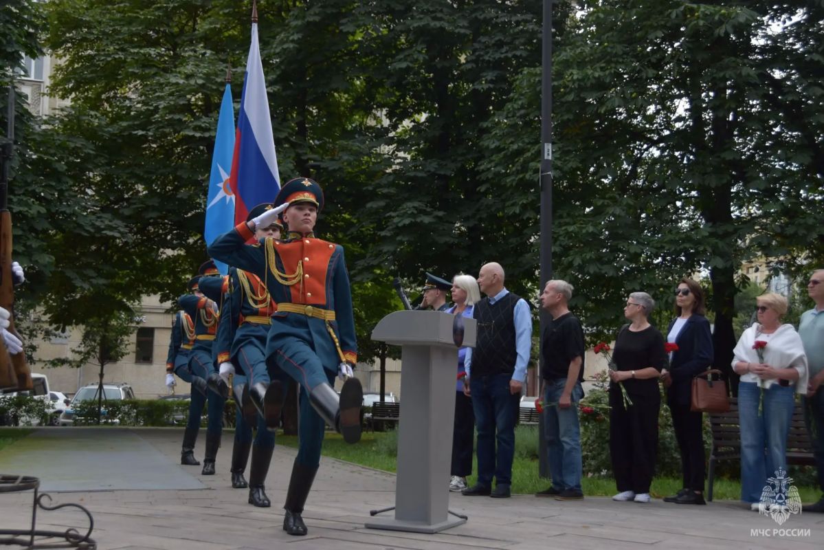 В Санкт-Петербурге почтили память Героя России генерала армии Евгения Зиничева В Санкт-Петербурге почтили память Героя России генерала армии Евгения Зиничева