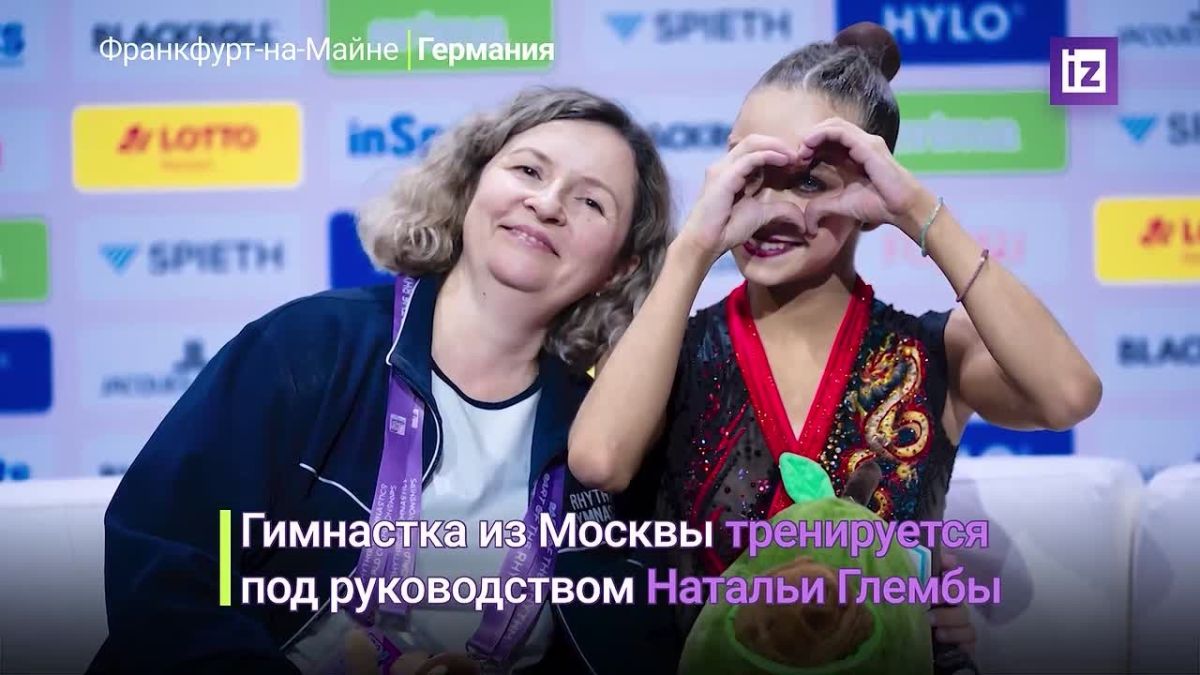 Цветами и подарками встретили российских спортсменок, вернувшихся в Москву с чемпионата мира по художественной гимнастике во Франкфурте