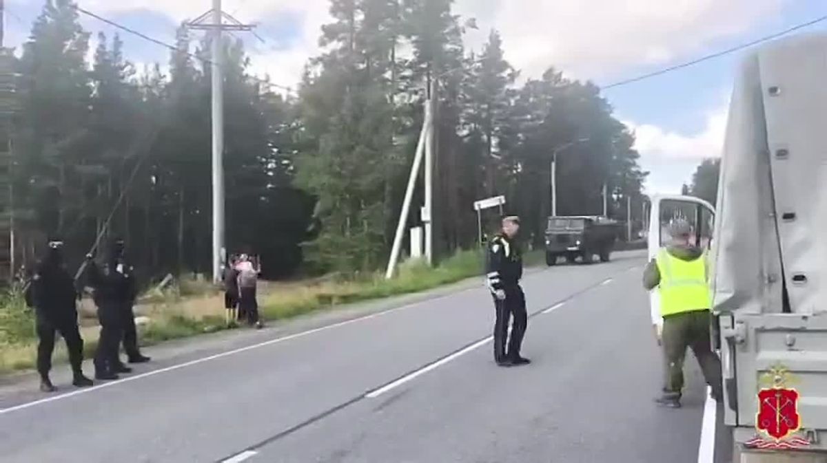 ФСБ и полиция провели совместный рейд возле военного аэродрома в Ленобласти
