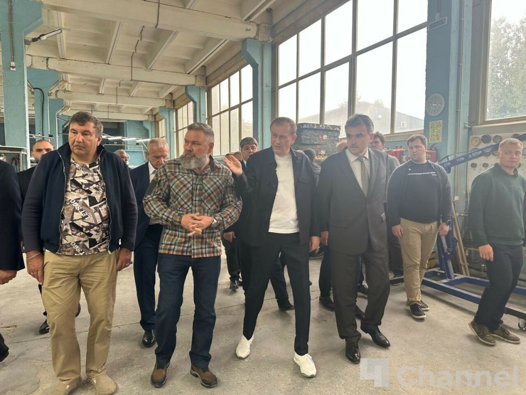 Губернатор Ленинградской области Александр Дрозденко посетил предприятие "Скоростные катера МОБИЛЕ ГРУПП" в Ломоносовском районе