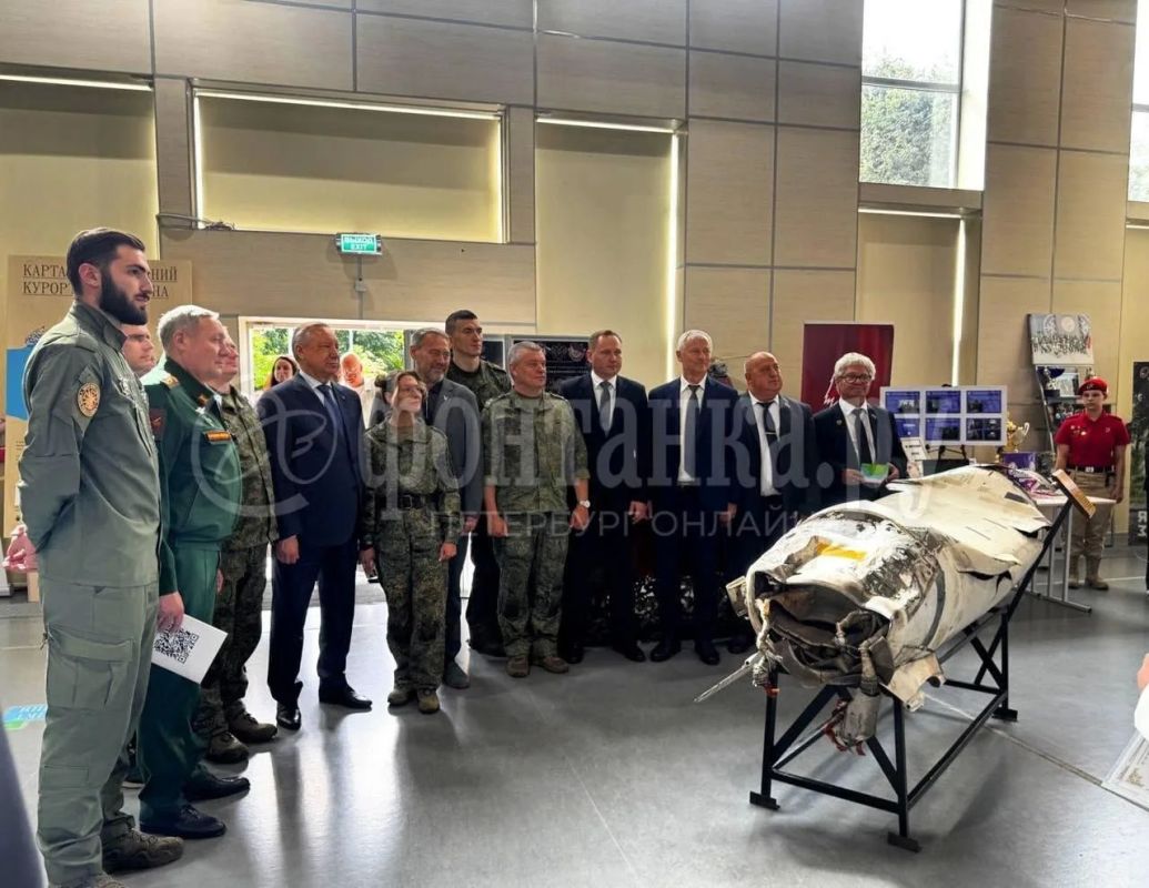 Губернатору Петербурга показали сбитые БПЛА на выставке достижений Курортного района Губернатору Петербурга показали сбитые БПЛА на выставке достижений Курортного района