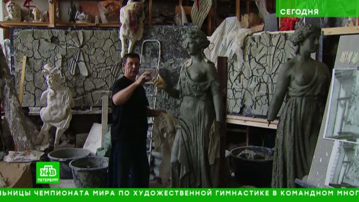 Новый тренд петербуржцев – гулять с высоко поднятой головой и вглядываться в фасадные скульптуры