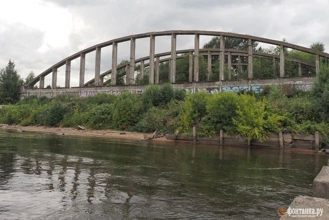 Старые арки Володарского моста в Новосаратовке могут получить новое назначение — их предлагают использовать как ангар и площадку для обучения пилотов дронов, рассказал владелец конструкций Андрей Горбань