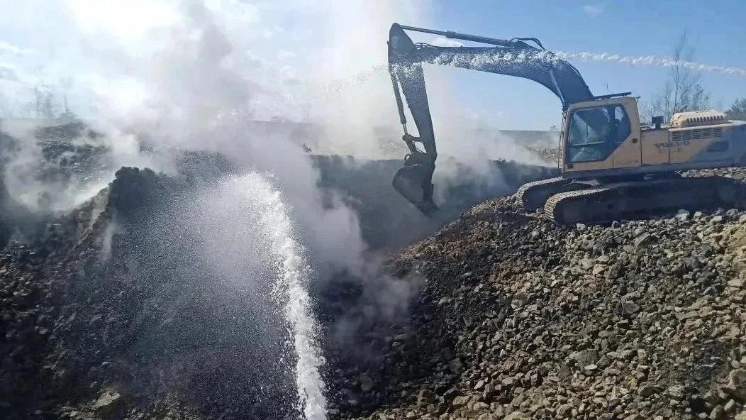 Пожарным удалось втрое уменьшить площадь подземного пожара на терриконе в Сланцах
