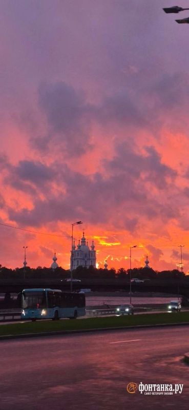 Циклон уходит красиво. Фотографиями живописного неба делятся читатели