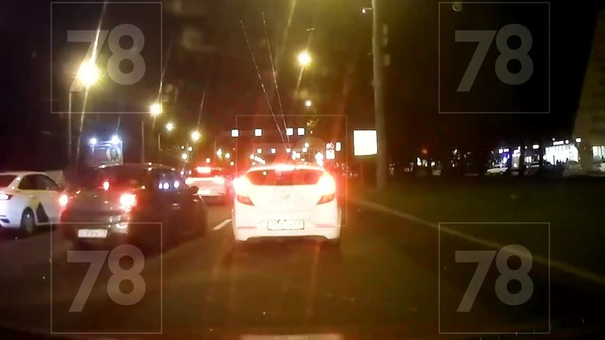 «Его трясло, разливалась кровь»: байкера отбросило под машину после столкновения на Пискарёвском проспекте