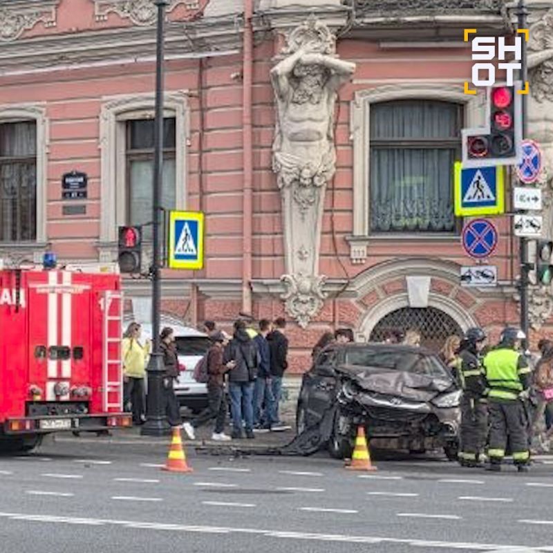 Минимум 4 человека, в том числе подростки, пострадали при жёстком столкновении Hyundai и Audi в Питере Минимум 4 человека, в том числе подростки, пострадали при жёстком столкновении Hyundai и Audi в Питере
