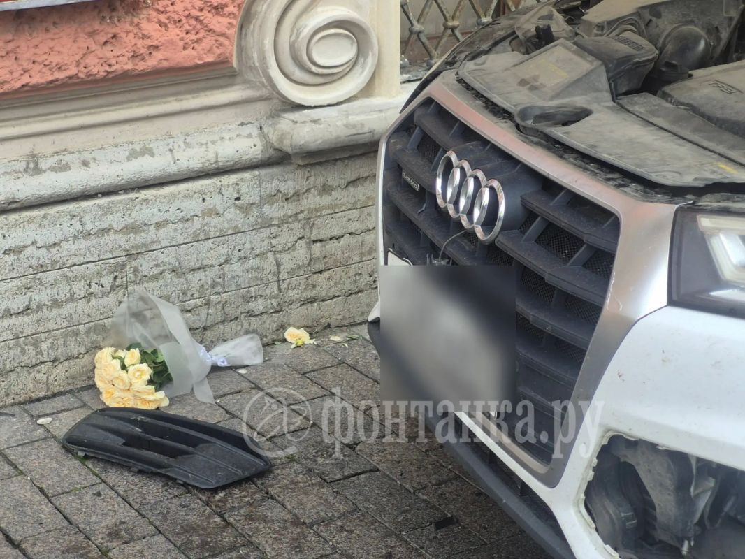 Букет цветов и подарочный пакет остались на тротуаре, куда в результате аварии вылетела машина